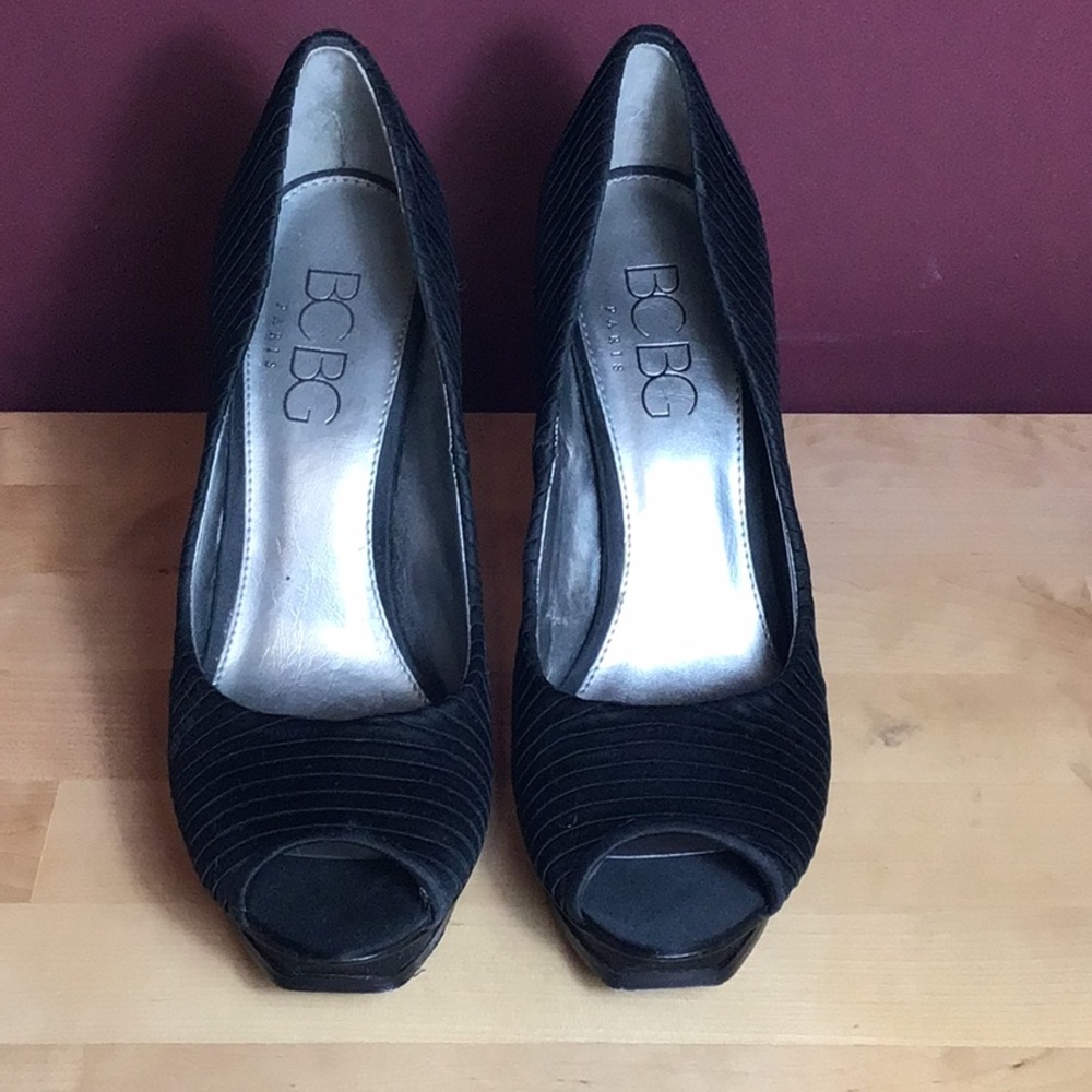 Like New satin platform size 8.5 BCBG Peep Toe Pumps